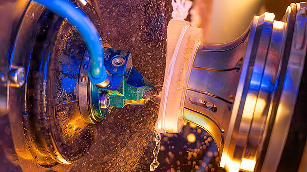 Satisloh Close-Up of lens generating process with VFT-orbit-2.