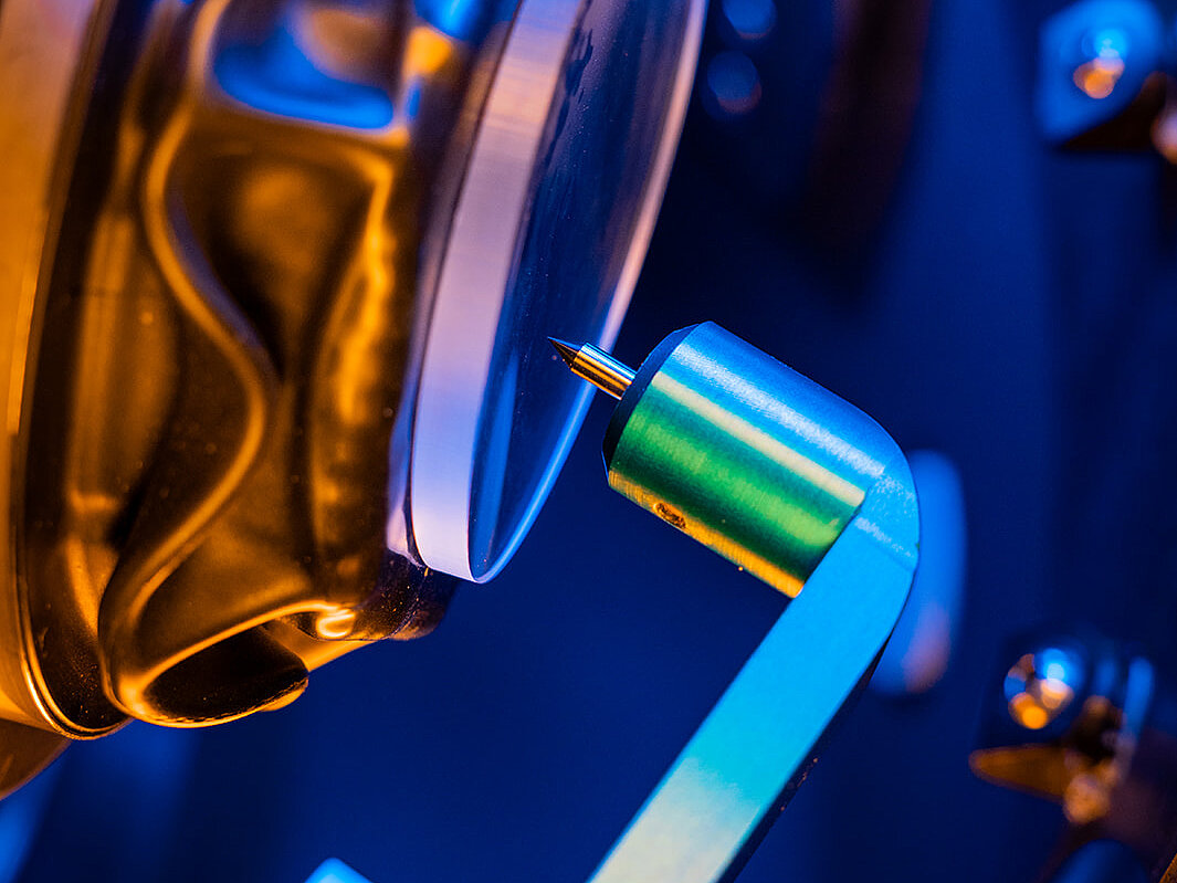 Automatic mechanical engraving of a lense.